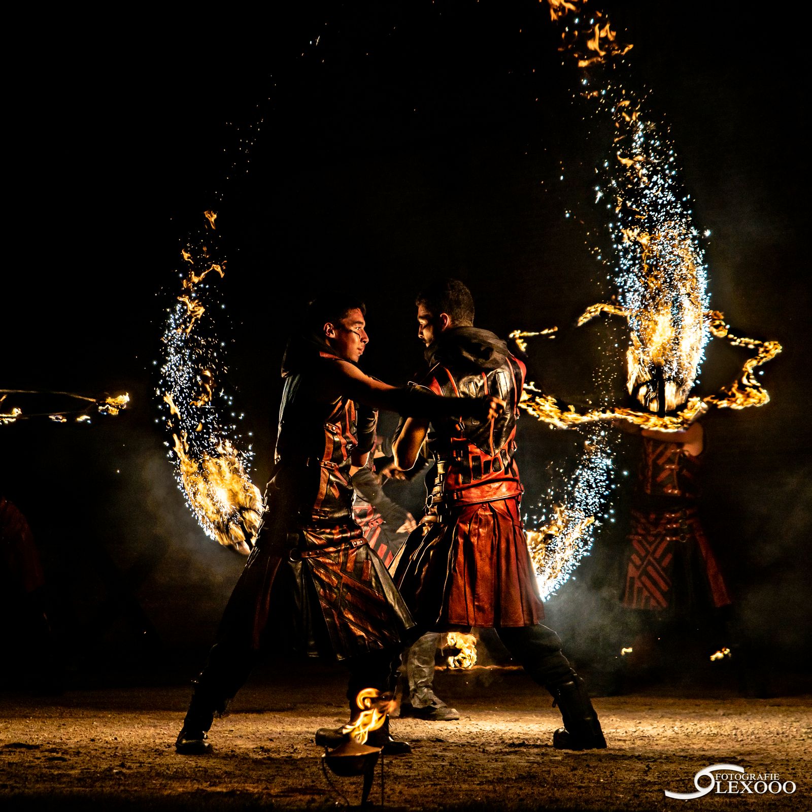 Artistes en kilts avec objets enflammés, spectacle Adonias