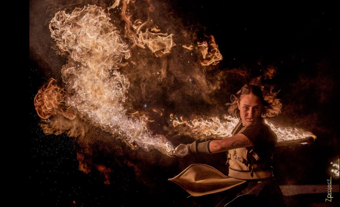 Artiste Pyronix entourée de flammes dans le spectacle Anthologia