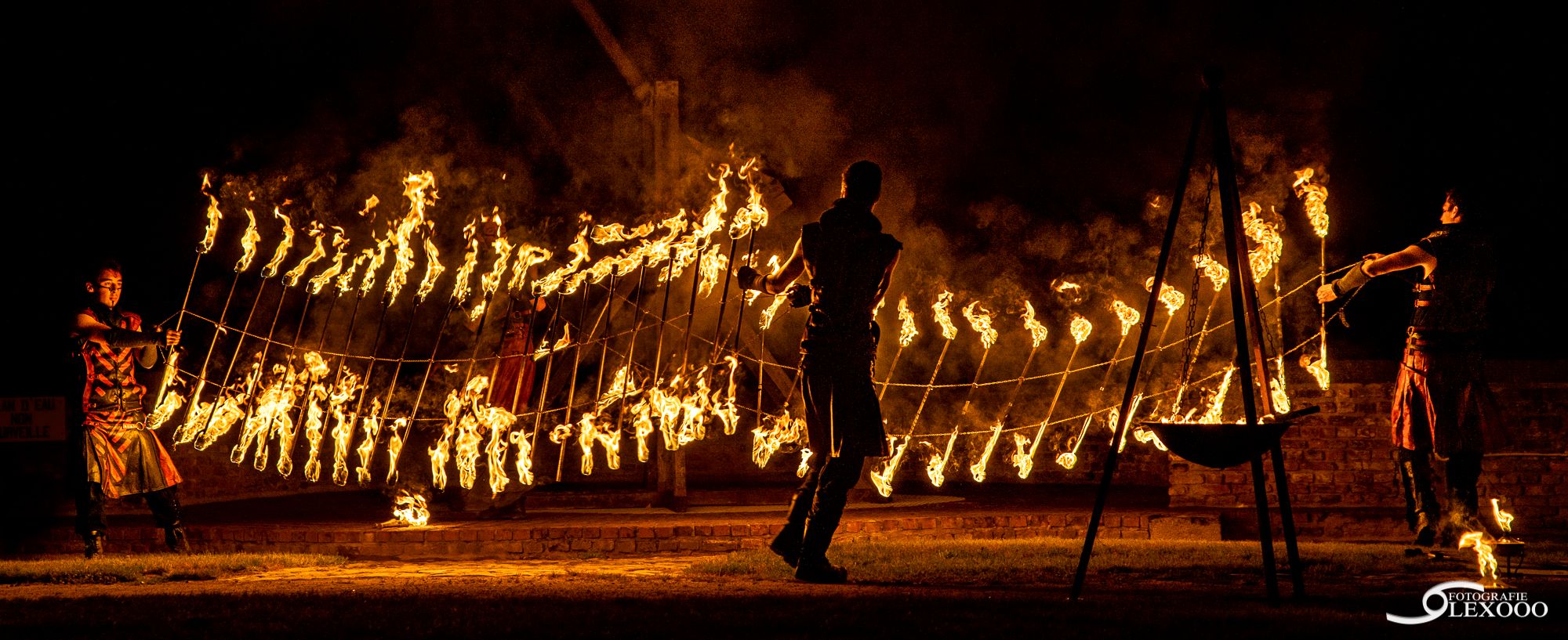 Mur de flammes verticales devant un site historique, projet Fragmenta
