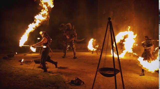 Artistes Pyronix manipulant le feu dans le spectacle Ignipotens
