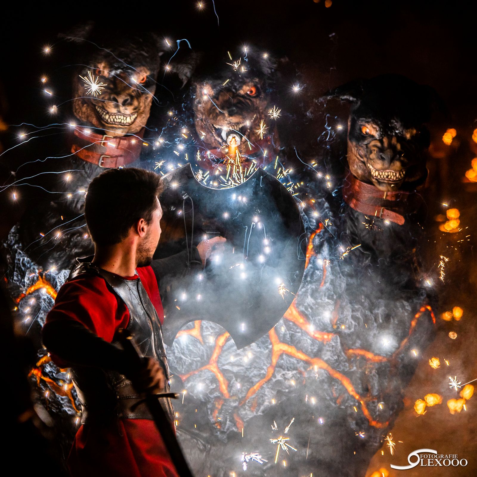 Tableau enflammé inspiré de la mythologie gréco-romaine, spectacle Pandora